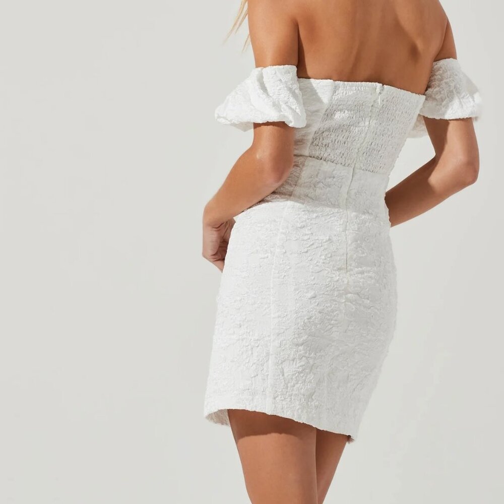 NWT ASTR The Label Raina Off Shoulder Puff Sleeve Crinkle Mini Dress White Sz M - Picture 2 of 9